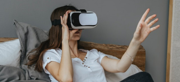 VR Home Treatment Brings Relief for Women With Cancer