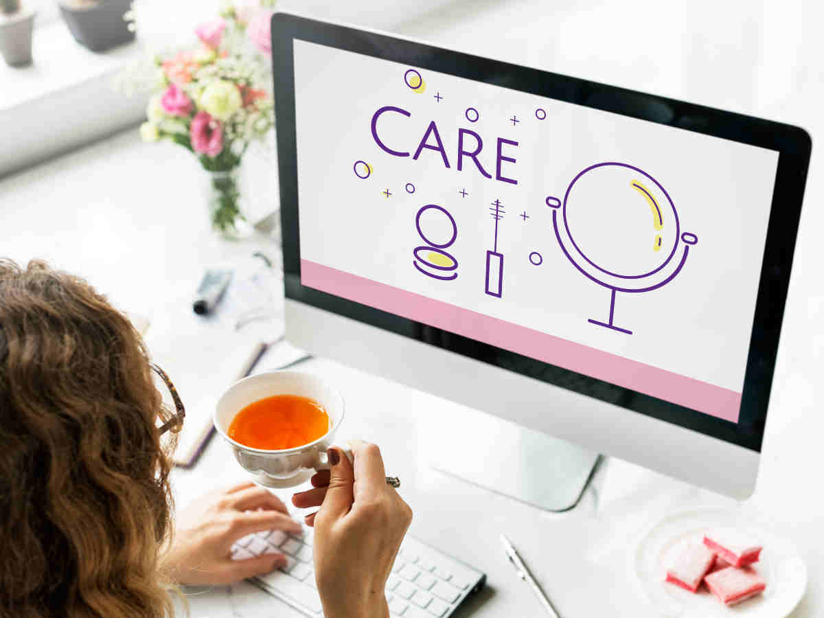 Increasing Large Language Model Accuracy for Care-Seeking Advice Using Prompts Reflecting Human Reasoning Strategies in the Real World: Validation Study