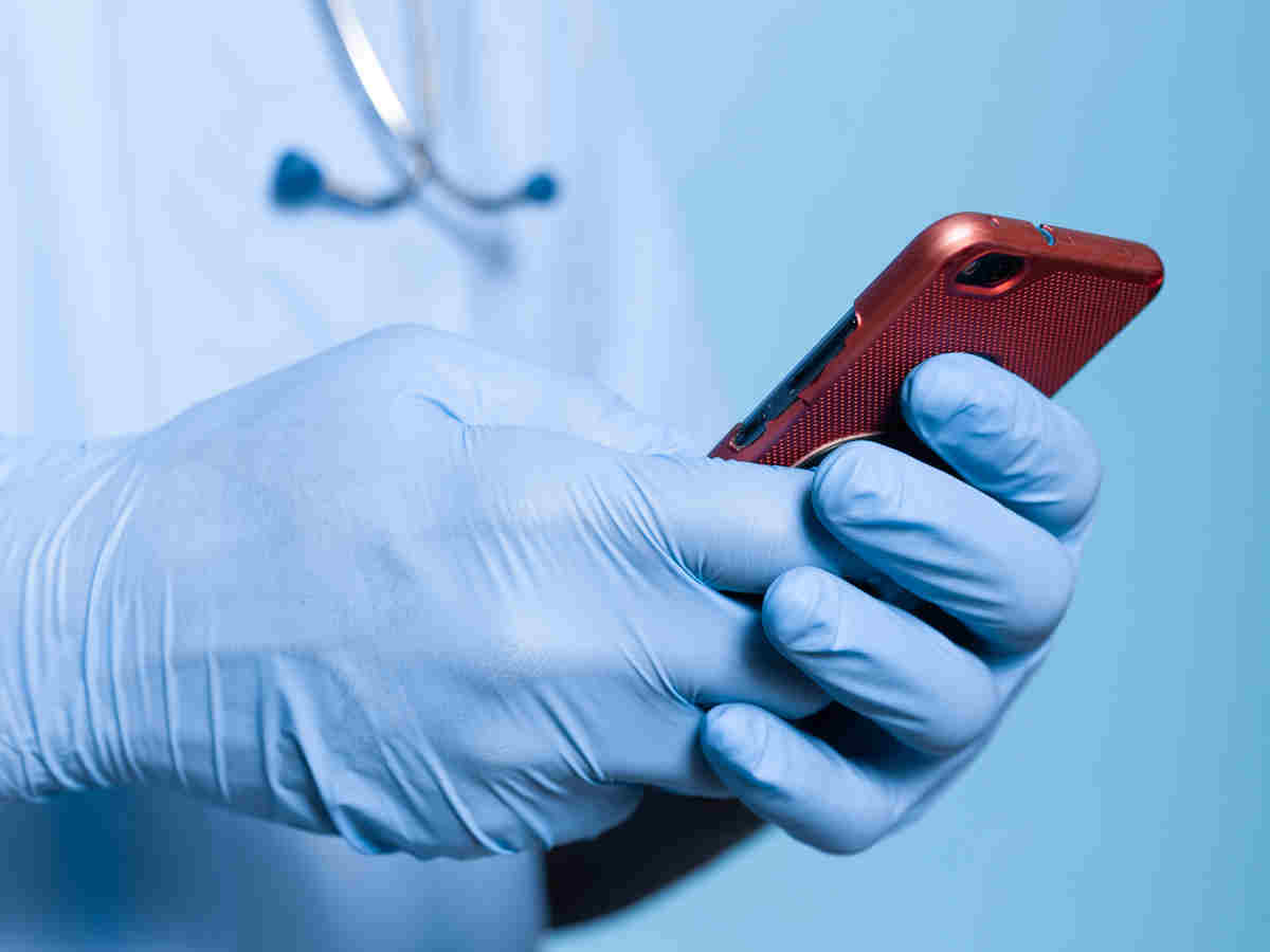 Utility of a Smartphone-Based Clinical Decision Support System for Pressure Ulcer Management by Physicians: Randomized Crossover Pilot Study
