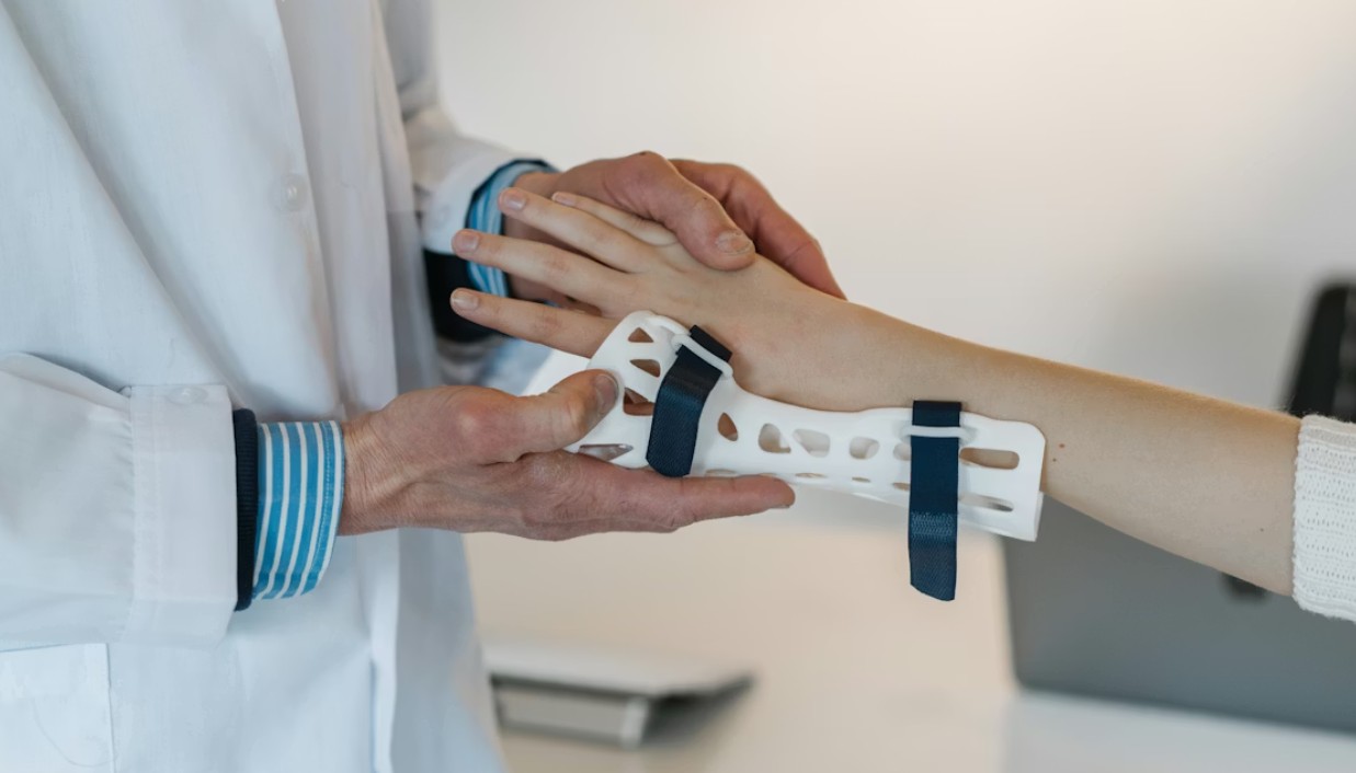 8 Signs It’s Time to Seek Treatment for Wrist Pain